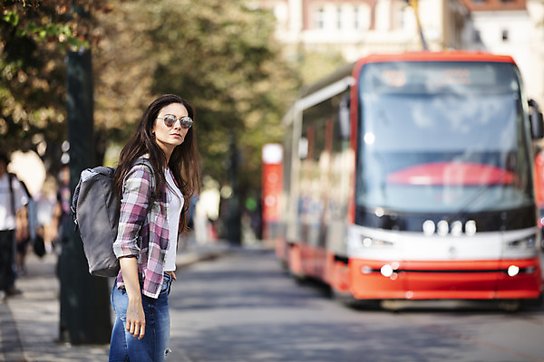 포토 JPG 주간 서양인 외국인 나무 우먼라이프 응시 여자 도로 여행 가방 버스 한명 서기 사람 상반신 20대 성인 야외 옆모습 빨간색 선글라스 체코 백팩 싱글라이프 성인여자한명만 욜로라이프 소확행 혼족 혼여족 국내포토 자연요소 식물 1 라이프스타일 시선 잡화 유럽 안경 길 육상교통 뷰포인트 컬러 교통시설 모션 대중교통 인종 청년 신조어 여자한명만 성인여자만 파일형식