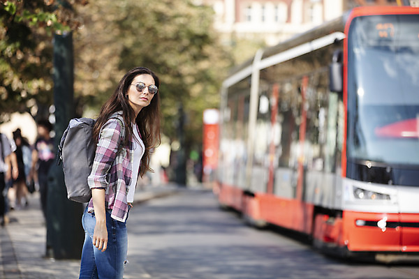 포토 JPG 주간 서양인 외국인 우먼라이프 응시 여자 도로 여행 배낭 거리 버스 한명 서기 사람 상반신 20대 성인 야외 옆모습 아웃포커스 선글라스 체코 백팩 싱글라이프 성인여자한명만 욜로라이프 소확행 혼족 혼여족 국내포토 자연요소 1 라이프스타일 시선 유럽 안경 길 육상교통 뷰포인트 가방 교통시설 모션 대중교통 촬영기법 인종 청년 신조어 여자한명만 성인여자만 파일형식