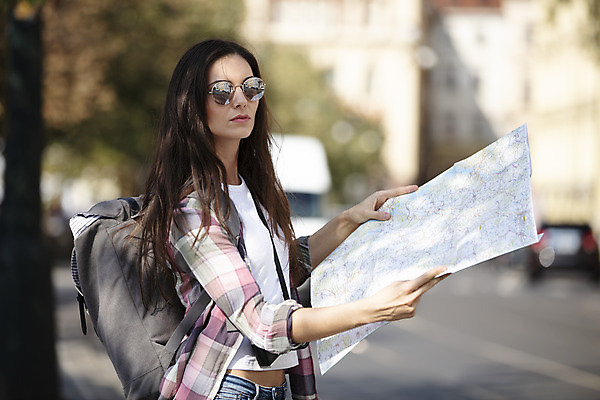 포토 JPG 주간 서양인 외국인 우먼라이프 응시 여자 여행 지도 배낭 한명 서기 들기 사람 상반신 20대 성인 야외 옆모습 선글라스 체코 백팩 싱글라이프 성인여자한명만 욜로라이프 소확행 혼족 혼여족 국내포토 자연요소 1 라이프스타일 시선 유럽 안경 뷰포인트 가방 모션 인종 청년 신조어 여자한명만 성인여자만 파일형식
