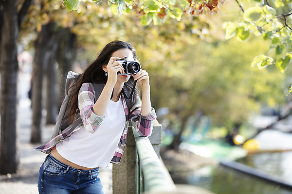 포토 JPG 주간 서양인 외국인 나무 우먼라이프 응시 여자 여행 가방 난간 한명 사람 상반신 20대 성인 야외 앞모습 카메라 사진촬영 기댐 체코 싱글라이프 성인여자한명만 욜로라이프 소확행 혼족 혼여족 국내포토 자연요소 식물 1 라이프스타일 시선 잡화 유럽 뷰포인트 모션 인종 청년 전자제품 촬영 신조어 여자한명만 성인여자만 파일형식