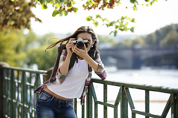 포토 JPG 주간 서양인 외국인 나무 우먼라이프 응시 여자 여행 난간 한명 사람 상반신 20대 성인 야외 앞모습 강 카메라 사진촬영 기댐 체코 싱글라이프 성인여자한명만 욜로라이프 소확행 혼족 혼여족 국내포토 자연요소 식물 1 라이프스타일 시선 유럽 뷰포인트 모션 인종 청년 전자제품 촬영 신조어 여자한명만 성인여자만 파일형식