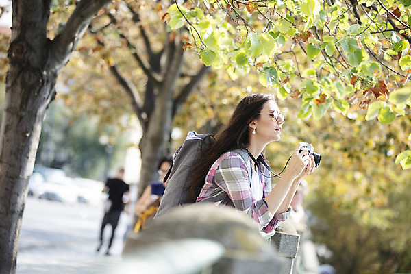 포토 JPG 주간 서양인 외국인 나무 우먼라이프 응시 여자 여행 가방 난간 한명 들기 사람 상반신 20대 성인 야외 옆모습 선글라스 카메라 기댐 체코 백팩 싱글라이프 성인여자한명만 욜로라이프 소확행 혼족 혼여족 국내포토 자연요소 식물 1 라이프스타일 시선 잡화 유럽 안경 뷰포인트 모션 인종 청년 전자제품 신조어 여자한명만 성인여자만 파일형식