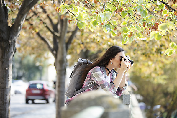 포토 JPG 주간 서양인 외국인 나무 우먼라이프 여자 도로 여행 가방 난간 자동차 한명 사람 상반신 20대 성인 야외 옆모습 카메라 사진촬영 기댐 가로수 체코 백팩 싱글라이프 성인여자한명만 욜로라이프 소확행 혼족 혼여족 국내포토 자연요소 식물 1 라이프스타일 잡화 유럽 길 육상교통 뷰포인트 교통시설 모션 인종 청년 전자제품 촬영 신조어 여자한명만 성인여자만 파일형식
