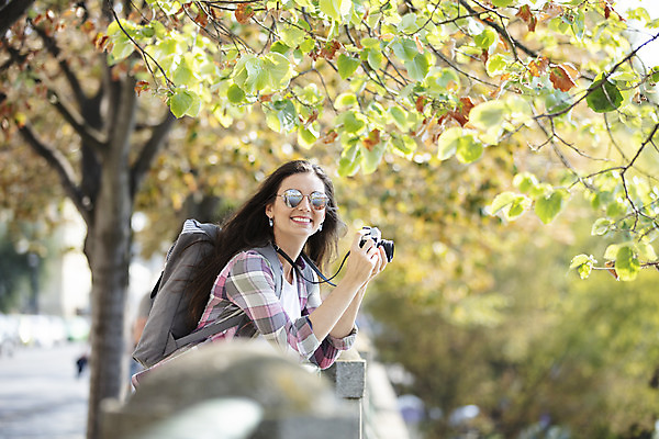 포토 JPG 주간 서양인 외국인 나무 우먼라이프 여자 여행 가방 난간 한명 웃음 들기 사람 상반신 20대 성인 야외 옆모습 선글라스 카메라 기댐 나뭇가지 체코 백팩 싱글라이프 성인여자한명만 욜로라이프 소확행 혼족 혼여족 국내포토 자연요소 식물 1 라이프스타일 잡화 유럽 안경 뷰포인트 모션 표정 인종 청년 전자제품 신조어 여자한명만 성인여자만 파일형식
