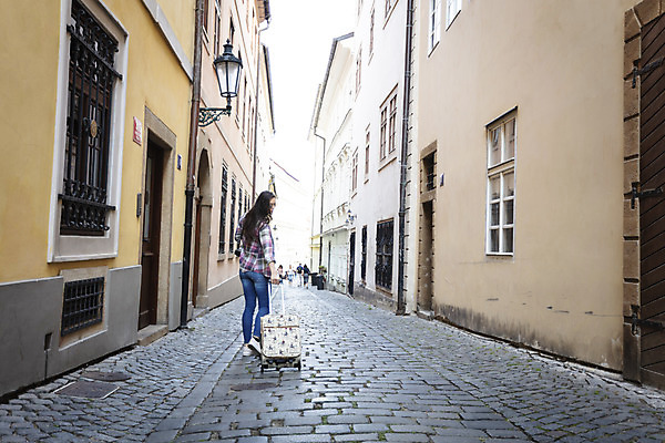 포토 JPG 주간 전신 서양인 외국인 우먼라이프 여자 여행 거리 한명 사람 20대 성인 야외 뒷모습 걷기 캐리어 골목길 체코 싱글라이프 성인여자한명만 욜로라이프 소확행 혼족 혼여족 국내포토 자연요소 1 라이프스타일 유럽 길 뷰포인트 모션 인종 청년 여행가방 신조어 여자한명만 성인여자만 파일형식