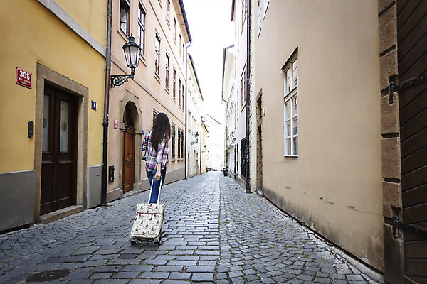 포토 JPG 주간 전신 서양인 외국인 우먼라이프 여자 여행 거리 한명 사람 20대 성인 야외 건물 뒷모습 걷기 캐리어 골목길 체코 싱글라이프 성인여자한명만 욜로라이프 소확행 혼족 혼여족 국내포토 자연요소 1 라이프스타일 건축물 유럽 길 뷰포인트 모션 인종 청년 여행가방 신조어 여자한명만 성인여자만 파일형식
