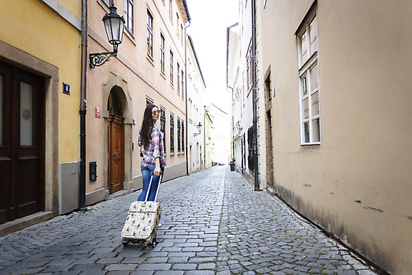 포토 JPG 주간 전신 서양인 외국인 우먼라이프 응시 여자 여행 거리 한명 사람 20대 성인 야외 건물 뒷모습 선글라스 캐리어 뒤돌아보기 골목길 체코 싱글라이프 성인여자한명만 욜로라이프 소확행 혼족 혼여족 국내포토 자연요소 1 라이프스타일 건축물 시선 유럽 안경 길 뷰포인트 모션 인종 청년 여행가방 신조어 여자한명만 성인여자만 파일형식