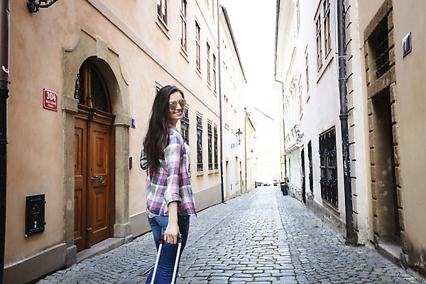 포토 JPG 주간 서양인 외국인 우먼라이프 응시 여자 여행 거리 한명 미소 사람 상반신 20대 성인 야외 건물 뒷모습 선글라스 캐리어 뒤돌아보기 골목길 체코 싱글라이프 성인여자한명만 욜로라이프 소확행 혼족 혼여족 국내포토 자연요소 1 라이프스타일 건축물 시선 유럽 안경 길 뷰포인트 모션 표정 인종 청년 여행가방 신조어 여자한명만 성인여자만 파일형식