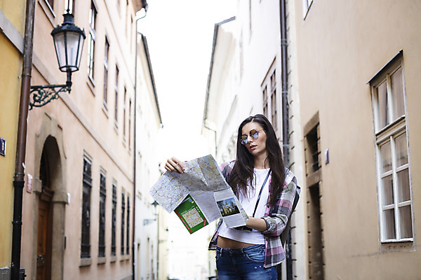 포토 JPG 주간 서양인 외국인 우먼라이프 응시 여자 여행 지도 가방 거리 주택 한명 서기 사람 상반신 20대 성인 야외 건물 앞모습 선글라스 카메라 골목길 체코 백팩 싱글라이프 성인여자한명만 욜로라이프 소확행 혼족 혼여족 국내포토 자연요소 1 라이프스타일 건축물 시선 잡화 유럽 안경 길 뷰포인트 모션 인종 청년 전자제품 신조어 여자한명만 성인여자만 파일형식