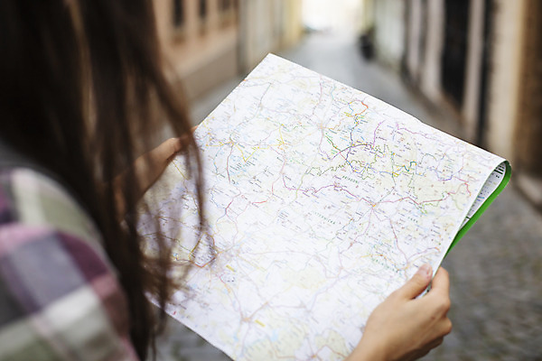 포토 JPG 주간 서양인 외국인 우먼라이프 손 응시 여자 여행 지도 거리 한명 들기 사람 상반신 20대 성인 야외 옆모습 신체부위 체코 싱글라이프 성인여자한명만 욜로라이프 소확행 혼족 혼여족 국내포토 자연요소 1 라이프스타일 시선 유럽 뷰포인트 모션 인종 청년 신조어 여자한명만 성인여자만 파일형식