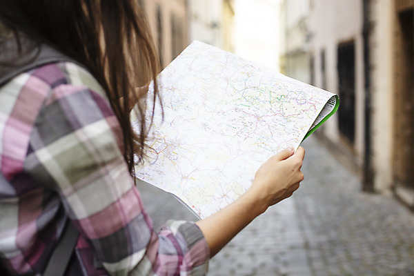 포토 JPG 주간 서양인 외국인 우먼라이프 손 여자 여행 지도 거리 한명 들기 사람 상반신 20대 성인 야외 옆모습 신체부위 관광지 체코 싱글라이프 성인여자한명만 욜로라이프 소확행 혼족 혼여족 국내포토 자연요소 1 라이프스타일 유럽 뷰포인트 모션 인종 청년 신조어 여자한명만 성인여자만 파일형식