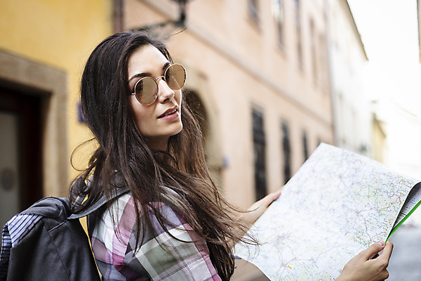 포토 JPG 주간 서양인 외국인 우먼라이프 응시 여자 여행 지도 가방 거리 한명 들기 사람 상반신 20대 성인 야외 건물 옆모습 선글라스 체코 백팩 싱글라이프 성인여자한명만 욜로라이프 소확행 혼족 혼여족 국내포토 자연요소 1 라이프스타일 건축물 시선 잡화 유럽 안경 뷰포인트 모션 인종 청년 신조어 여자한명만 성인여자만 파일형식