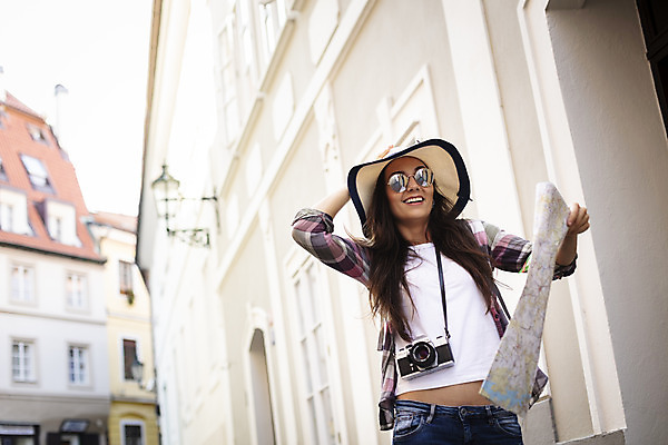 포토 JPG 주간 서양인 외국인 우먼라이프 응시 여자 여행 지도 거리 한명 미소 들기 사람 상반신 20대 성인 야외 앞모습 선글라스 카메라 체코 챙모자 싱글라이프 성인여자한명만 욜로라이프 소확행 혼족 혼여족 국내포토 자연요소 모자_잡화 1 라이프스타일 시선 유럽 안경 뷰포인트 모션 표정 인종 청년 전자제품 신조어 여자한명만 성인여자만 파일형식