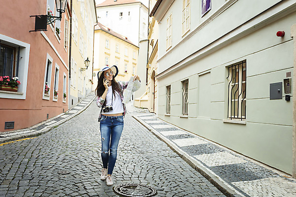 포토 JPG 주간 전신 서양인 외국인 우먼라이프 응시 여자 여행 지도 거리 한명 미소 들기 사람 20대 성인 야외 앞모습 스마트폰 선글라스 걷기 카메라 체코 통화 챙모자 싱글라이프 성인여자한명만 욜로라이프 소확행 혼족 혼여족 국내포토 자연요소 모자_잡화 1 라이프스타일 시선 유럽 안경 뷰포인트 모션 표정 인종 청년 전자제품 핸드폰 스마트기기 신조어 여자한명만 성인여자만 파일형식