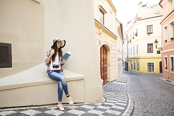 포토 JPG 주간 전신 서양인 외국인 우먼라이프 응시 여자 커피 여행 거리 한명 사람 앉기 20대 성인 야외 건물 앞모습 책 선글라스 카메라 체코 챙모자 싱글라이프 성인여자한명만 욜로라이프 소확행 혼족 혼여족 국내포토 자연요소 모자_잡화 1 라이프스타일 건축물 시선 유럽 안경 음료 뷰포인트 모션 인종 청년 전자제품 신조어 여자한명만 성인여자만 파일형식