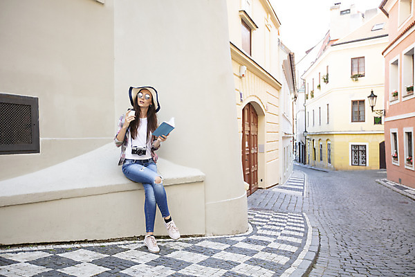 포토 JPG 주간 전신 서양인 외국인 우먼라이프 응시 여자 커피 여행 거리 한명 사람 앉기 20대 성인 야외 앞모습 책 선글라스 카메라 다리꼬기 가이드북 체코 챙모자 싱글라이프 성인여자한명만 욜로라이프 소확행 혼족 혼여족 국내포토 자연요소 모자_잡화 1 라이프스타일 시선 유럽 안경 음료 뷰포인트 모션 인종 청년 전자제품 신조어 여자한명만 성인여자만 파일형식