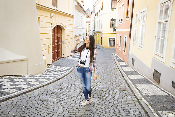 포토 JPG 주간 전신 서양인 외국인 우먼라이프 여자 커피 여행 거리 한명 사람 20대 성인 야외 건물 앞모습 선글라스 걷기 카메라 헤드셋 마시기 체코 싱글라이프 성인여자한명만 욜로라이프 소확행 혼족 혼여족 국내포토 자연요소 1 라이프스타일 건축물 유럽 안경 음료 뷰포인트 음향기기 모션 인종 청년 전자제품 헤드폰 신조어 여자한명만 성인여자만 파일형식