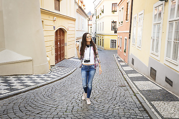 포토 JPG 주간 전신 서양인 외국인 우먼라이프 응시 여자 커피 여행 거리 한명 미소 사람 20대 성인 야외 건물 앞모습 선글라스 걷기 카메라 체코 싱글라이프 성인여자한명만 욜로라이프 소확행 혼족 혼여족 국내포토 자연요소 1 라이프스타일 건축물 시선 유럽 안경 음료 뷰포인트 모션 표정 인종 청년 전자제품 신조어 여자한명만 성인여자만 파일형식