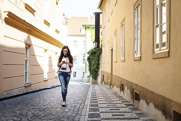 포토 JPG 주간 전신 서양인 외국인 우먼라이프 응시 여자 여행 거리 한명 사람 20대 성인 야외 건물 앞모습 스마트폰 걷기 카메라 골목길 체코 싱글라이프 성인여자한명만 욜로라이프 소확행 혼족 혼여족 국내포토 자연요소 1 라이프스타일 건축물 시선 유럽 길 뷰포인트 모션 인종 청년 전자제품 핸드폰 스마트기기 신조어 여자한명만 성인여자만 파일형식