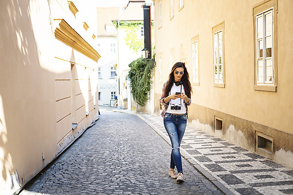 포토 JPG 주간 전신 서양인 외국인 우먼라이프 응시 여자 여행 거리 한명 사람 20대 성인 야외 앞모습 관광지 스마트폰 선글라스 걷기 카메라 체코 싱글라이프 성인여자한명만 욜로라이프 소확행 혼족 혼여족 국내포토 자연요소 1 라이프스타일 시선 유럽 안경 뷰포인트 모션 인종 청년 전자제품 핸드폰 스마트기기 신조어 여자한명만 성인여자만 파일형식