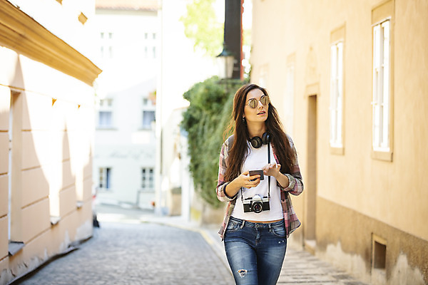 포토 JPG 주간 서양인 외국인 우먼라이프 응시 여자 여행 한명 미소 들기 사람 상반신 20대 성인 야외 앞모습 스마트폰 선글라스 걷기 카메라 헤드셋 체코 싱글라이프 성인여자한명만 욜로라이프 소확행 혼족 혼여족 국내포토 자연요소 1 라이프스타일 시선 유럽 안경 뷰포인트 음향기기 모션 표정 인종 청년 전자제품 핸드폰 스마트기기 헤드폰 신조어 여자한명만 성인여자만 파일형식
