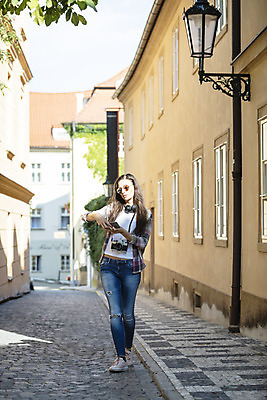 포토 JPG 주간 전신 서양인 외국인 우먼라이프 응시 여자 여행 거리 한명 사람 20대 성인 야외 건물 앞모습 관광지 스마트폰 걷기 카메라 체코 찾기 싱글라이프 성인여자한명만 욜로라이프 소확행 혼족 혼여족 국내포토 자연요소 1 라이프스타일 건축물 시선 유럽 뷰포인트 모션 인종 청년 전자제품 핸드폰 스마트기기 신조어 여자한명만 성인여자만 파일형식