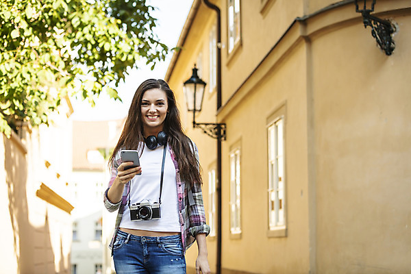 포토 JPG 주간 서양인 외국인 나무 우먼라이프 응시 여자 여행 거리 한명 미소 들기 사람 상반신 20대 성인 야외 건물 앞모습 스마트폰 카메라 헤드셋 체코 싱글라이프 성인여자한명만 욜로라이프 소확행 혼족 혼여족 국내포토 자연요소 식물 1 라이프스타일 건축물 시선 유럽 뷰포인트 음향기기 모션 표정 인종 청년 전자제품 핸드폰 스마트기기 헤드폰 신조어 여자한명만 성인여자만 파일형식