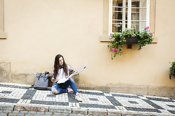포토 JPG 주간 전신 서양인 외국인 우먼라이프 응시 여자 화분 여행 지도 가방 거리 바닥 한명 들기 사람 앉기 20대 성인 야외 앞모습 스마트폰 체코 백팩 싱글라이프 성인여자한명만 욜로라이프 소확행 혼족 혼여족 국내포토 자연요소 1 라이프스타일 시선 잡화 유럽 뷰포인트 모션 인종 청년 핸드폰 스마트기기 신조어 여자한명만 성인여자만 파일형식
