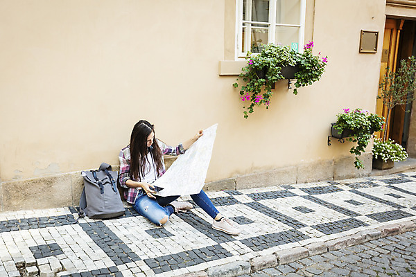 포토 JPG 주간 전신 서양인 외국인 우먼라이프 응시 여자 화분 벽 여행 지도 가방 창문 거리 바닥 한명 사람 앉기 20대 성인 야외 옆모습 카메라 기댐 체코 백팩 싱글라이프 성인여자한명만 욜로라이프 소확행 혼족 혼여족 국내포토 자연요소 1 라이프스타일 시선 잡화 유럽 뷰포인트 모션 인종 청년 전자제품 신조어 여자한명만 성인여자만 파일형식