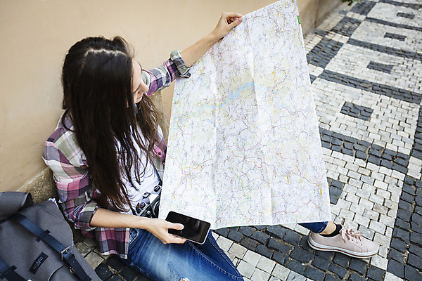 포토 JPG 주간 전신 서양인 외국인 우먼라이프 응시 여자 벽 여행 지도 가방 거리 바닥 한명 들기 사람 앉기 20대 성인 야외 스마트폰 하이앵글 카메라 기댐 체코 백팩 싱글라이프 성인여자한명만 욜로라이프 소확행 혼족 혼여족 국내포토 자연요소 1 라이프스타일 시선 잡화 유럽 뷰포인트 모션 인종 청년 전자제품 핸드폰 스마트기기 신조어 여자한명만 성인여자만 파일형식