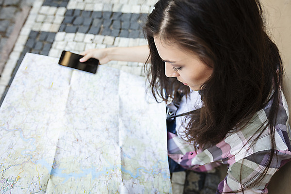 포토 JPG 주간 서양인 외국인 우먼라이프 응시 여자 길 여행 지도 거리 한명 사람 앉기 20대 성인 야외 옆모습 스마트폰 하이앵글 체코 싱글라이프 성인여자한명만 욜로라이프 소확행 혼족 혼여족 국내포토 자연요소 1 라이프스타일 시선 유럽 뷰포인트 모션 인종 청년 핸드폰 스마트기기 신조어 여자한명만 성인여자만 파일형식