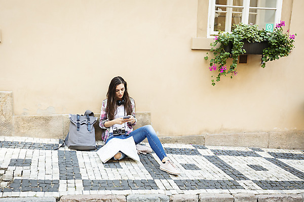 포토 JPG 주간 전신 서양인 외국인 우먼라이프 응시 여자 꽃 화분 길 벽 여행 지도 가방 거리 바닥 한명 사람 앉기 20대 성인 야외 앞모습 스마트폰 카메라 기댐 체코 백팩 싱글라이프 성인여자한명만 욜로라이프 소확행 혼족 혼여족 국내포토 자연요소 식물 1 라이프스타일 시선 잡화 유럽 뷰포인트 모션 인종 청년 전자제품 핸드폰 스마트기기 신조어 여자한명만 성인여자만 파일형식