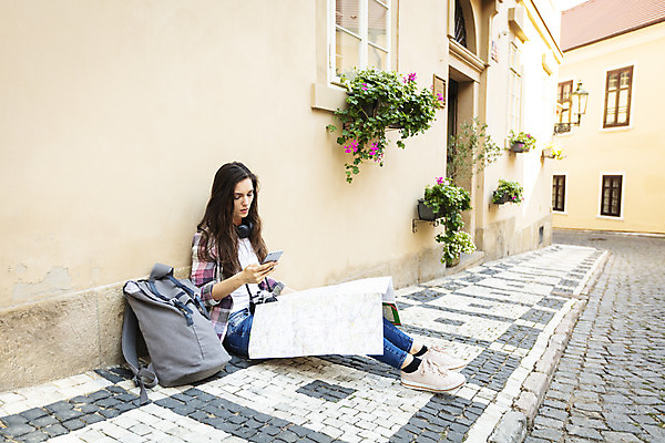 포토 JPG 주간 전신 서양인 외국인 우먼라이프 응시 여자 꽃 길 여행 지도 가방 창문 거리 바닥 한명 사람 앉기 20대 성인 야외 옆모습 스마트폰 헤드셋 체코 백팩 싱글라이프 성인여자한명만 욜로라이프 소확행 혼족 혼여족 국내포토 자연요소 식물 1 라이프스타일 시선 잡화 유럽 뷰포인트 음향기기 모션 인종 청년 핸드폰 스마트기기 헤드폰 신조어 여자한명만 성인여자만 파일형식