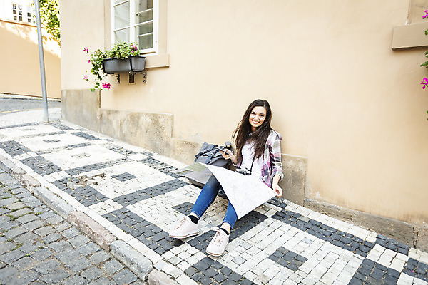 포토 JPG 주간 전신 서양인 외국인 우먼라이프 응시 여자 벽 여행 지도 가방 거리 한명 미소 들기 사람 앉기 20대 성인 야외 건물 옆모습 스마트폰 기댐 체코 백팩 싱글라이프 성인여자한명만 욜로라이프 소확행 혼족 혼여족 국내포토 자연요소 1 라이프스타일 건축물 시선 잡화 유럽 뷰포인트 모션 표정 인종 청년 핸드폰 스마트기기 신조어 여자한명만 성인여자만 파일형식