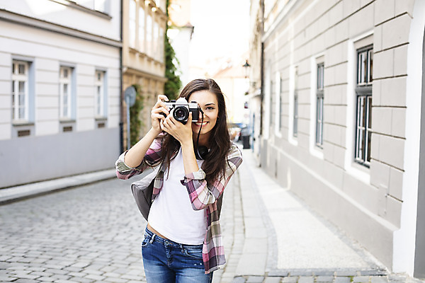 포토 JPG 주간 서양인 외국인 우먼라이프 응시 여자 여행 거리 한명 미소 들기 사람 상반신 20대 성인 야외 건물 앞모습 관광지 카메라 사진촬영 체코 싱글라이프 성인여자한명만 욜로라이프 소확행 혼족 혼여족 국내포토 자연요소 1 라이프스타일 건축물 시선 유럽 뷰포인트 모션 표정 인종 청년 전자제품 촬영 신조어 여자한명만 성인여자만 파일형식