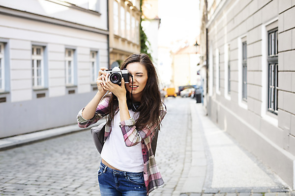 포토 JPG 주간 서양인 외국인 우먼라이프 응시 여자 여행 거리 한명 미소 들기 사람 상반신 20대 성인 야외 건물 앞모습 관광지 카메라 사진촬영 체코 싱글라이프 성인여자한명만 욜로라이프 소확행 혼족 혼여족 국내포토 자연요소 1 라이프스타일 건축물 시선 유럽 뷰포인트 모션 표정 인종 청년 전자제품 촬영 신조어 여자한명만 성인여자만 파일형식