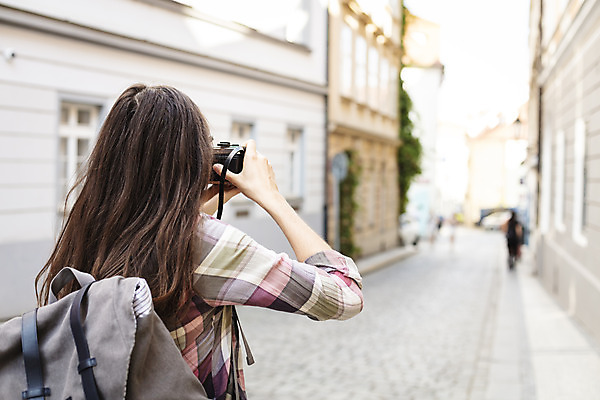 포토 JPG 주간 서양인 외국인 우먼라이프 여자 여행 가방 거리 한명 들기 사람 상반신 20대 성인 야외 건물 뒷모습 카메라 사진촬영 체코 백팩 싱글라이프 성인여자한명만 욜로라이프 소확행 혼족 혼여족 국내포토 자연요소 1 라이프스타일 건축물 잡화 유럽 뷰포인트 모션 인종 청년 전자제품 촬영 신조어 여자한명만 성인여자만 파일형식