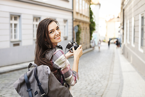 포토 JPG 주간 서양인 외국인 우먼라이프 응시 여자 여행 가방 거리 한명 미소 들기 사람 상반신 20대 성인 야외 건물 뒷모습 관광지 카메라 헤드셋 뒤돌아보기 체코 백팩 싱글라이프 성인여자한명만 욜로라이프 소확행 혼족 혼여족 국내포토 자연요소 1 라이프스타일 건축물 시선 잡화 유럽 뷰포인트 음향기기 모션 표정 인종 청년 전자제품 헤드폰 신조어 여자한명만 성인여자만 파일형식