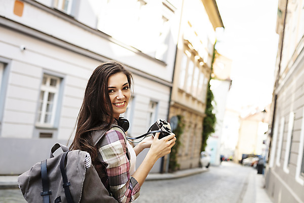 포토 JPG 주간 서양인 외국인 우먼라이프 응시 여자 여행 가방 한명 미소 들기 사람 상반신 20대 성인 야외 건물 옆모습 관광지 카메라 헤드셋 뒤돌아보기 골목길 체코 백팩 싱글라이프 성인여자한명만 욜로라이프 소확행 혼족 혼여족 국내포토 자연요소 1 라이프스타일 건축물 시선 잡화 유럽 길 뷰포인트 음향기기 모션 표정 인종 청년 전자제품 헤드폰 신조어 여자한명만 성인여자만 파일형식