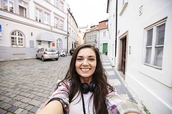 포토 JPG 주간 서양인 외국인 우먼라이프 응시 여자 여행 거리 한명 미소 들기 사람 상반신 20대 성인 야외 건물 앞모습 카메라 헤드셋 셀프카메라 체코 싱글라이프 성인여자한명만 욜로라이프 소확행 혼족 혼여족 국내포토 자연요소 1 라이프스타일 건축물 시선 유럽 뷰포인트 음향기기 모션 표정 인종 청년 전자제품 사진촬영 헤드폰 신조어 여자한명만 성인여자만 파일형식