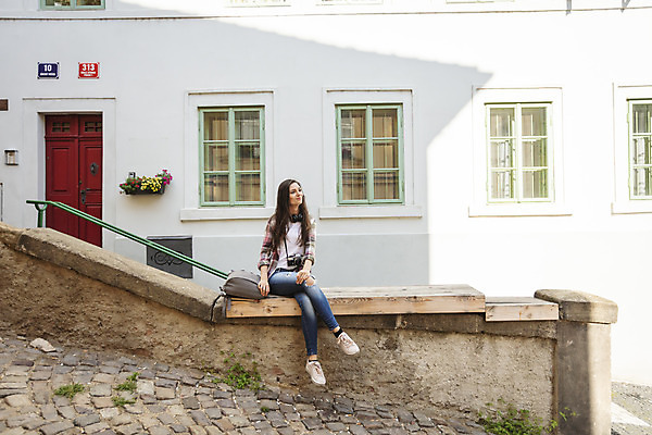 포토 JPG 주간 전신 서양인 외국인 우먼라이프 응시 여자 여행 가방 난간 한명 미소 사람 앉기 20대 성인 야외 건물 앞모습 관광지 카메라 다리꼬기 체코 백팩 싱글라이프 성인여자한명만 욜로라이프 소확행 혼족 혼여족 국내포토 자연요소 1 라이프스타일 건축물 시선 잡화 유럽 뷰포인트 모션 표정 인종 청년 전자제품 신조어 여자한명만 성인여자만 파일형식