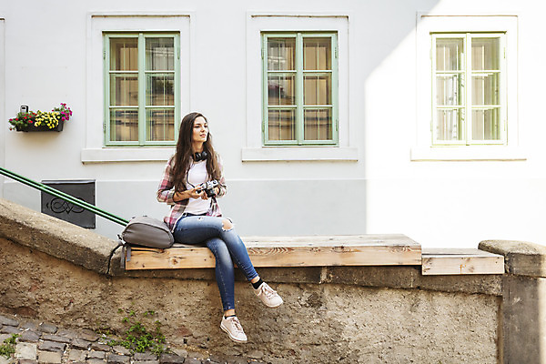 포토 JPG 주간 전신 서양인 외국인 우먼라이프 응시 여자 여행 가방 난간 한명 들기 사람 앉기 20대 성인 야외 건물 앞모습 카메라 다리꼬기 체코 백팩 싱글라이프 성인여자한명만 욜로라이프 소확행 혼족 혼여족 국내포토 자연요소 1 라이프스타일 건축물 시선 잡화 유럽 뷰포인트 모션 인종 청년 전자제품 신조어 여자한명만 성인여자만 파일형식