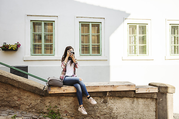 포토 JPG 주간 전신 서양인 외국인 우먼라이프 응시 여자 여행 가방 난간 주택 한명 들기 사람 앉기 20대 성인 야외 건물 앞모습 관광지 카메라 계단 다리꼬기 체코 백팩 싱글라이프 성인여자한명만 욜로라이프 소확행 혼족 혼여족 국내포토 자연요소 1 라이프스타일 건축물 시선 잡화 유럽 뷰포인트 모션 인종 청년 전자제품 신조어 여자한명만 성인여자만 파일형식