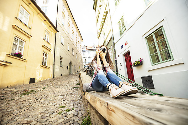 포토 JPG 주간 전신 서양인 외국인 우먼라이프 응시 여자 길 로우앵글 여행 난간 주택 한명 사람 앉기 20대 성인 야외 건물 앞모습 관광지 카메라 계단 체코 싱글라이프 성인여자한명만 욜로라이프 소확행 혼족 혼여족 국내포토 자연요소 1 라이프스타일 건축물 시선 유럽 뷰포인트 모션 인종 청년 전자제품 신조어 여자한명만 성인여자만 파일형식