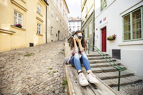 포토 JPG 주간 전신 서양인 외국인 우먼라이프 응시 여자 길 여행 난간 주택 한명 사람 앉기 20대 성인 야외 건물 앞모습 관광지 카메라 계단 체코 싱글라이프 성인여자한명만 욜로라이프 소확행 혼족 혼여족 국내포토 자연요소 1 라이프스타일 건축물 시선 유럽 뷰포인트 모션 인종 청년 전자제품 신조어 여자한명만 성인여자만 파일형식