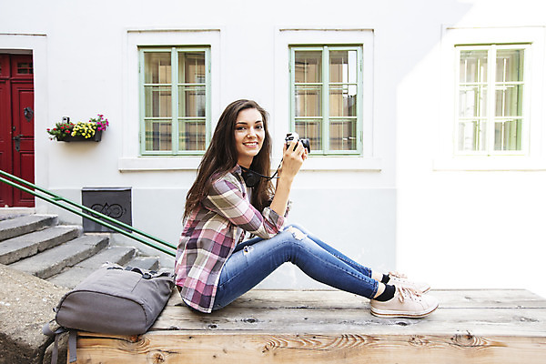 포토 JPG 주간 전신 서양인 외국인 우먼라이프 응시 여자 여행 가방 창문 난간 한명 미소 들기 사람 앉기 20대 성인 야외 건물 옆모습 관광지 카메라 계단 체코 백팩 싱글라이프 성인여자한명만 욜로라이프 소확행 혼족 혼여족 국내포토 자연요소 1 라이프스타일 건축물 시선 잡화 유럽 뷰포인트 모션 표정 인종 청년 전자제품 신조어 여자한명만 성인여자만 파일형식