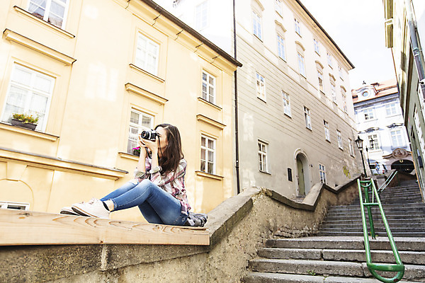 포토 JPG 주간 전신 서양인 외국인 우먼라이프 응시 여자 로우앵글 여행 난간 한명 사람 앉기 20대 성인 야외 건물 옆모습 관광지 카메라 계단 헤드셋 체코 싱글라이프 성인여자한명만 욜로라이프 소확행 혼족 혼여족 국내포토 자연요소 1 라이프스타일 건축물 시선 유럽 뷰포인트 음향기기 모션 인종 청년 전자제품 헤드폰 신조어 여자한명만 성인여자만 파일형식