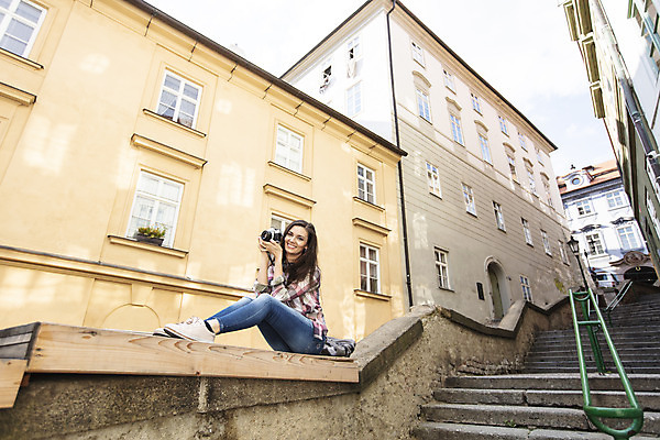 포토 JPG 주간 전신 서양인 외국인 우먼라이프 응시 여자 로우앵글 여행 난간 한명 미소 들기 사람 앉기 20대 성인 야외 건물 옆모습 관광지 카메라 계단 헤드셋 체코 싱글라이프 성인여자한명만 욜로라이프 소확행 혼족 혼여족 국내포토 자연요소 1 라이프스타일 건축물 시선 유럽 뷰포인트 음향기기 모션 표정 인종 청년 전자제품 헤드폰 신조어 여자한명만 성인여자만 파일형식