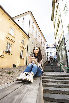 포토 JPG 주간 전신 서양인 외국인 우먼라이프 응시 여자 로우앵글 여행 난간 한명 사람 앉기 20대 성인 야외 건물 앞모습 관광지 스마트폰 계단 올려보기 체코 싱글라이프 성인여자한명만 욜로라이프 소확행 혼족 혼여족 국내포토 자연요소 1 라이프스타일 건축물 시선 유럽 뷰포인트 모션 인종 청년 핸드폰 스마트기기 신조어 여자한명만 성인여자만 파일형식