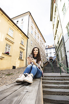 포토 JPG 주간 전신 서양인 외국인 우먼라이프 응시 여자 로우앵글 여행 난간 한명 사람 앉기 20대 성인 야외 건물 앞모습 관광지 스마트폰 계단 체코 싱글라이프 성인여자한명만 욜로라이프 소확행 혼족 혼여족 국내포토 자연요소 1 라이프스타일 건축물 시선 유럽 뷰포인트 모션 인종 청년 핸드폰 스마트기기 신조어 여자한명만 성인여자만 파일형식